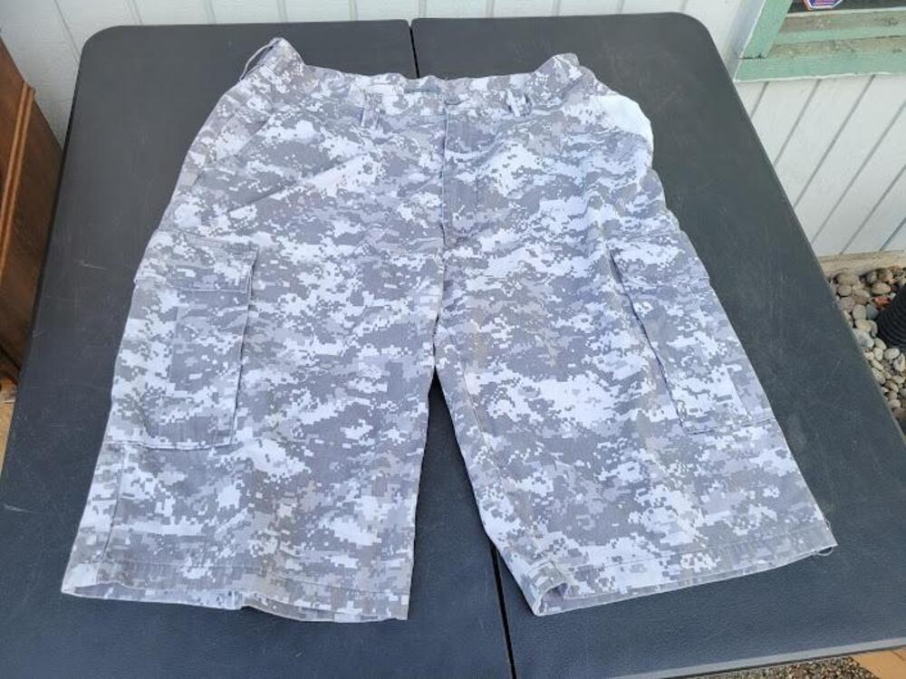 Reggie White Shorts Mens 38 Gray Camo Cargo Pockets Knee Length Cotton Blend